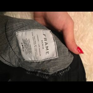 Le Skinny de Jeanne Distressed Mid-Rise jeans